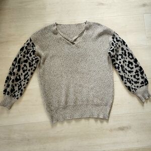 Emery Rose | Cozy Tan/Leopard Sleeve V-Neck Sweater